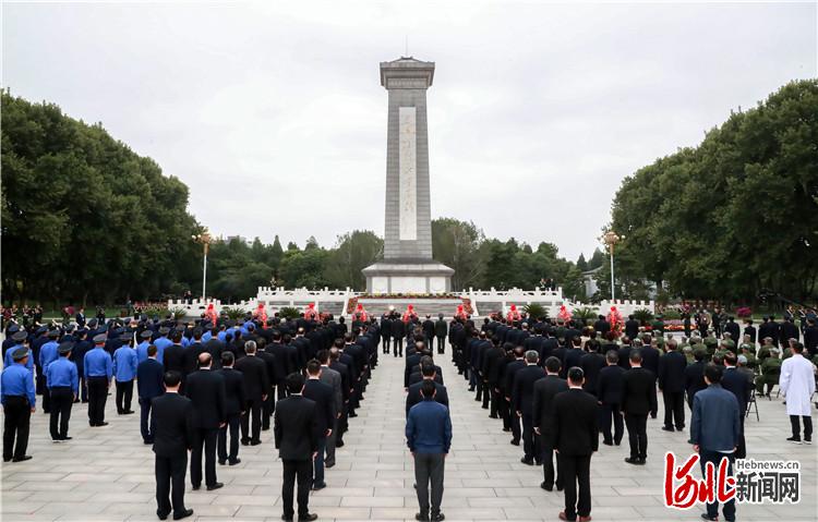 9月30日是烈士纪念日。上午,我省在华北军区烈士陵园向烈士敬献花篮。河北日报记者赵威摄