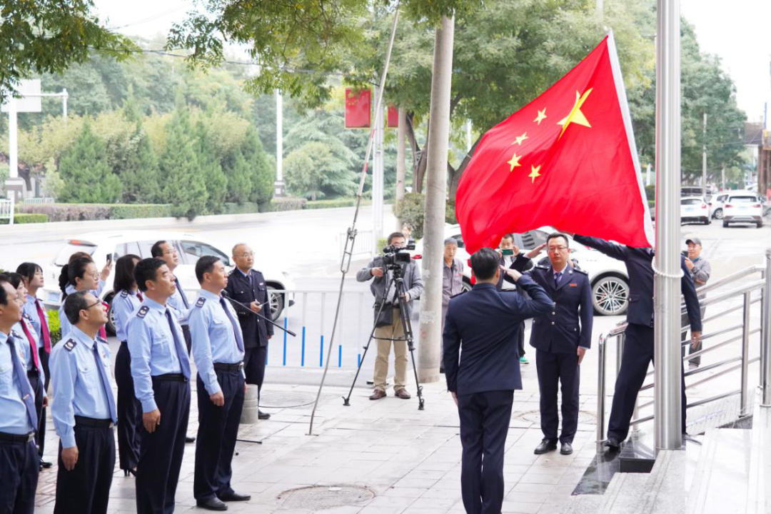 9月30日,兰州经济区税务局举行国庆升旗仪式,向伟大祖国致敬献礼!(魏凌波)