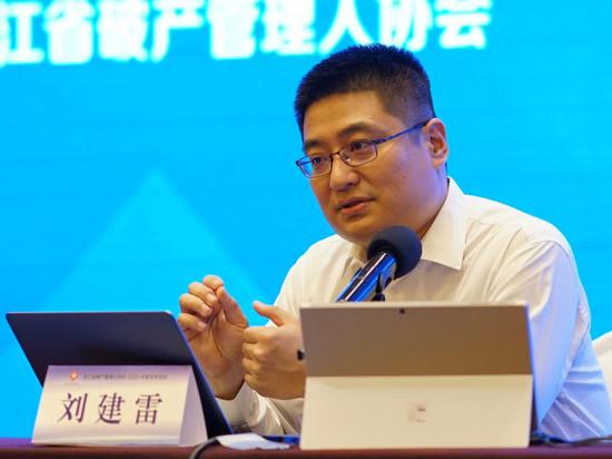 上海破产法庭审判员刘建雷发言。主办方 供图
