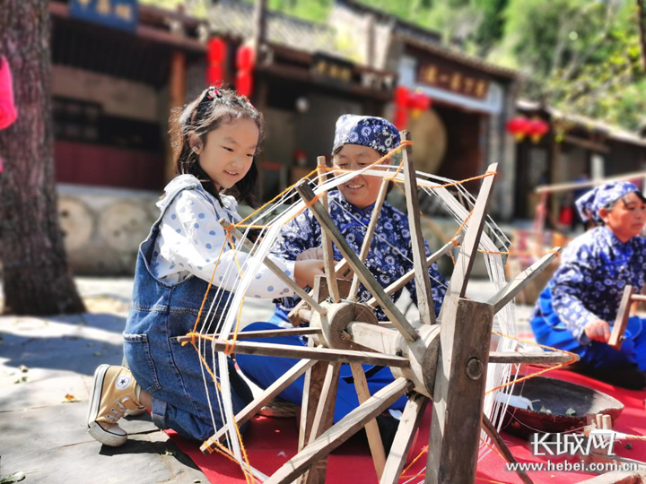 虎山风景区传统织布民俗表演。