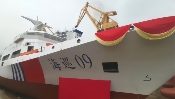 中国首艘万吨级海事巡逻船“海巡09”在广州出坞