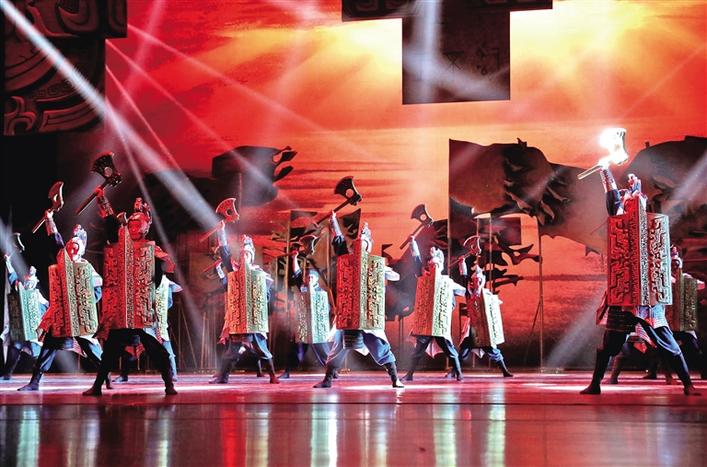 9月28日，由宝鸡市艺术剧院排演的第九届陕西省艺术节开幕式演出剧目《青铜》（舞剧）正在宝鸡大剧院彩排。本报记者 戴吉坤摄