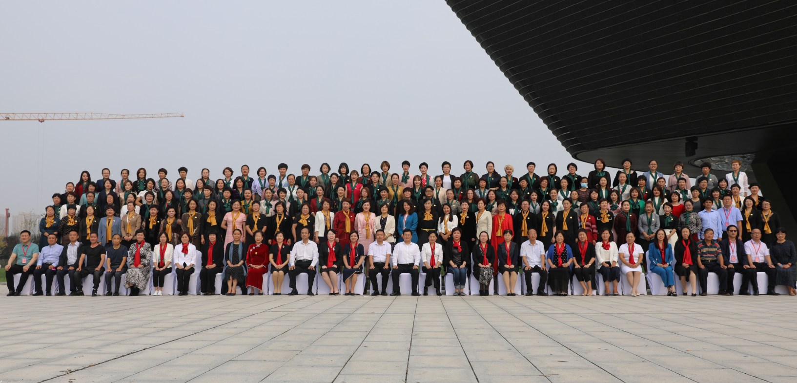 女企业家商会抗疫标兵表彰大会暨她力量——女商精神演讲报告会举行