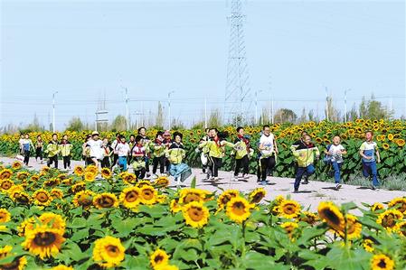 快乐的孩子们在兰州新区现代农业种植园内奔跑 新甘肃·甘肃日报记者 张铁梁