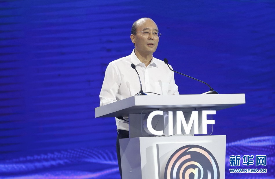 图为新华社副社长、党组成员刘思扬做主题演讲。新华网 陈杰 摄