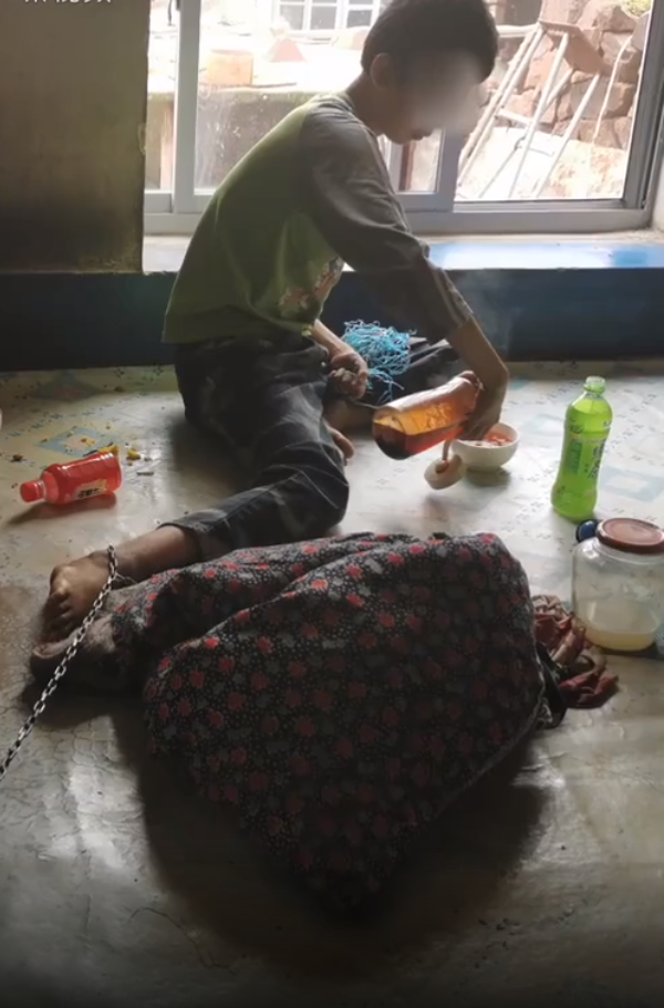 19岁癫痫男孩被铁链锁家中多年:生母出走不认有这个孩子 父亲另成家