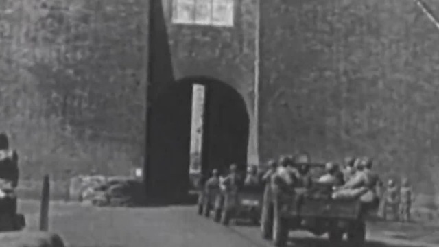 经典影像！1949年解放军与国民党军在北京换防时场景