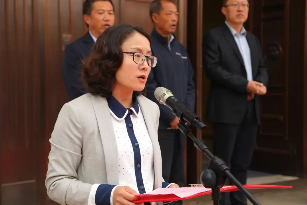 区政府副区长张艳萍同志致词