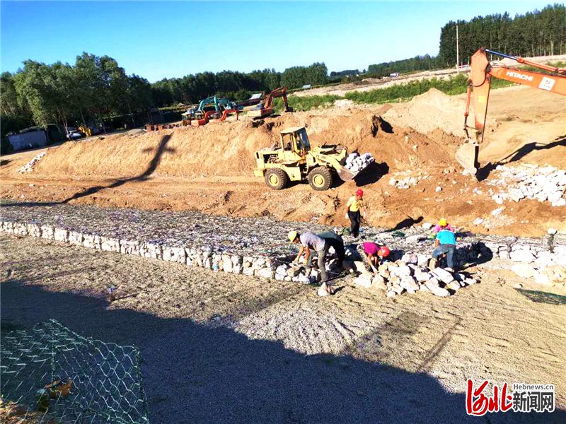 筑堤施工现场。通讯员田家霖摄