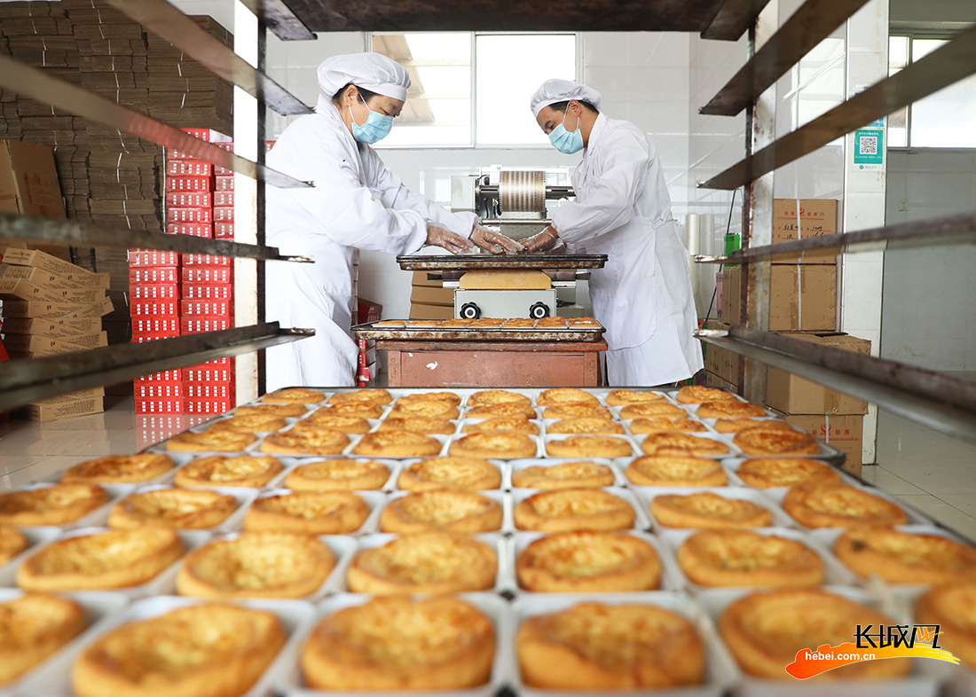 唐山市丰润区广盛号食品有限公司的员工在包装中秋月饼.朱大勇 摄