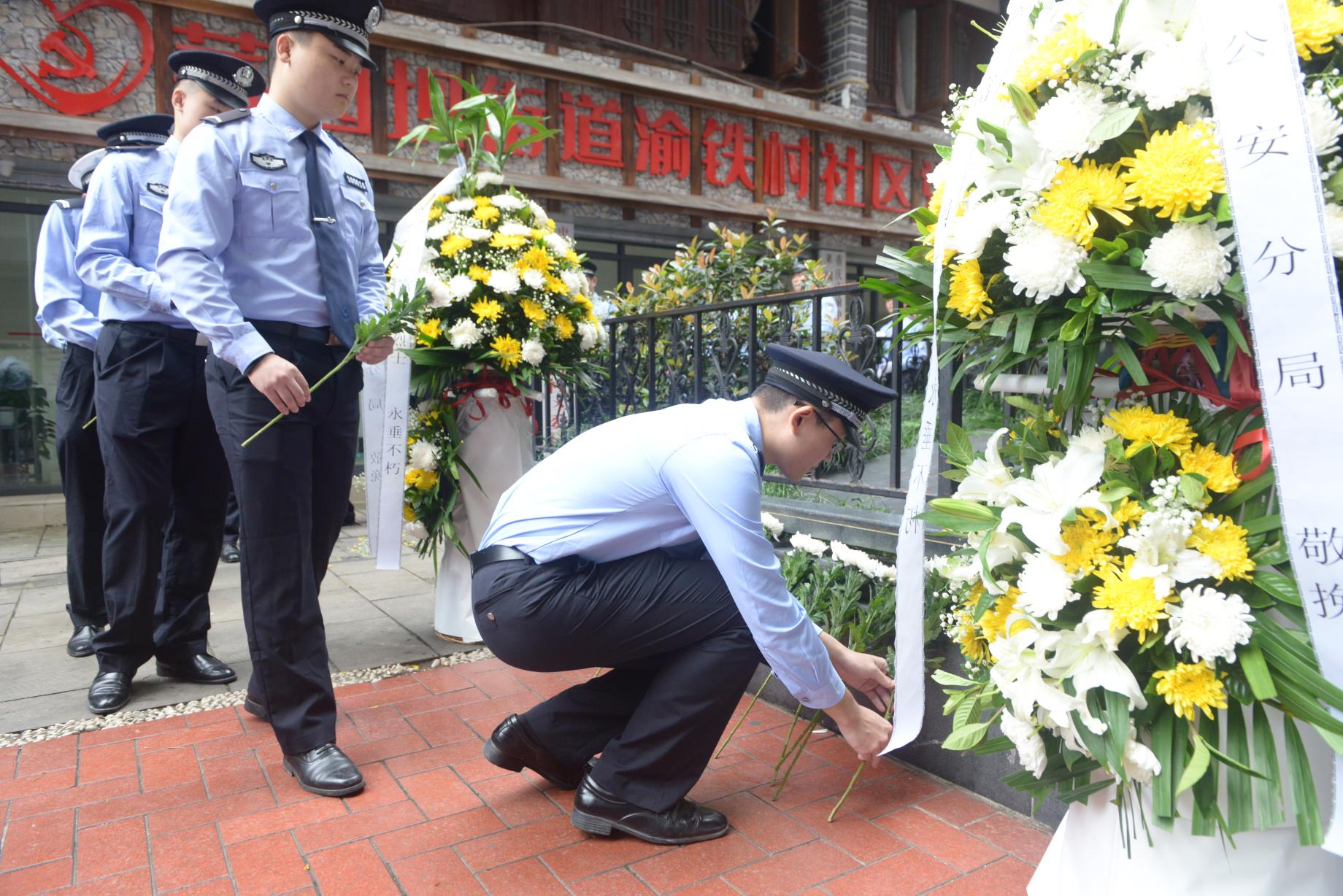 烈士纪念日渝中公安30名青年民警祭扫张国富烈士墓