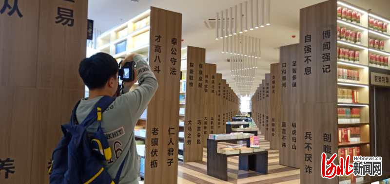 10月1日，位于邯郸市中华大街的新华书店“更新”为邯郸书城，正式进入试营业阶段。河北日报记者乔宾娟摄