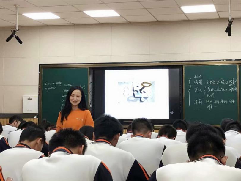 阳娟老师正在纳雍六中市英语示范课