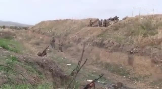 阿塞拜疆无人机攻击亚美尼亚阵地 亚方士兵用冲锋枪还击