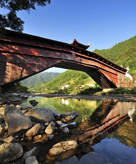 溪涧之上的庆元廊桥