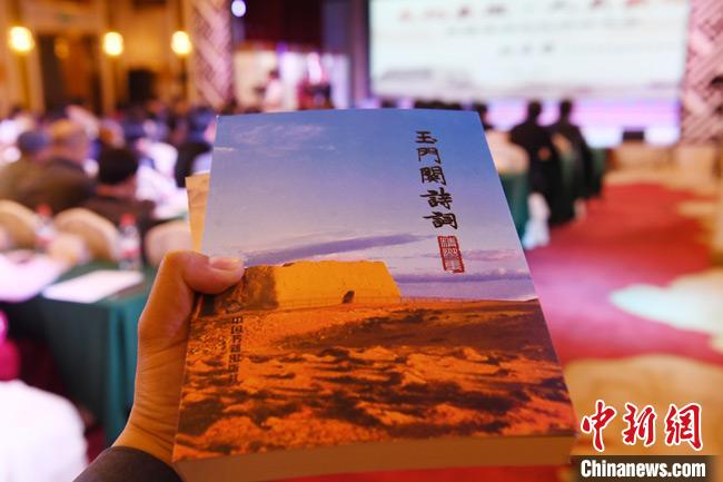 诗人“赴约”敦煌:给月牙写一首诗,听一听沙子说的悄悄话