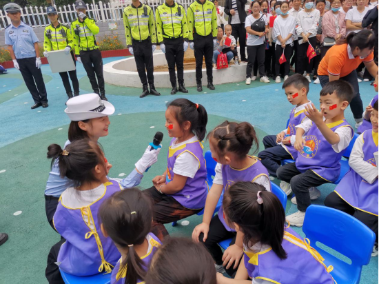 召陵区沙澧童话幼儿园举行献礼祖国•和交警一起迎国庆活动