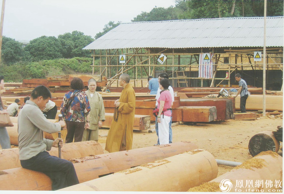印觉法师在华严寺复建工程现场(图片来源:凤凰网佛教 摄影:广州华严寺)