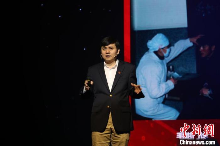 张文宏回忆打动人心的“党员先上”：“是科室的常态”