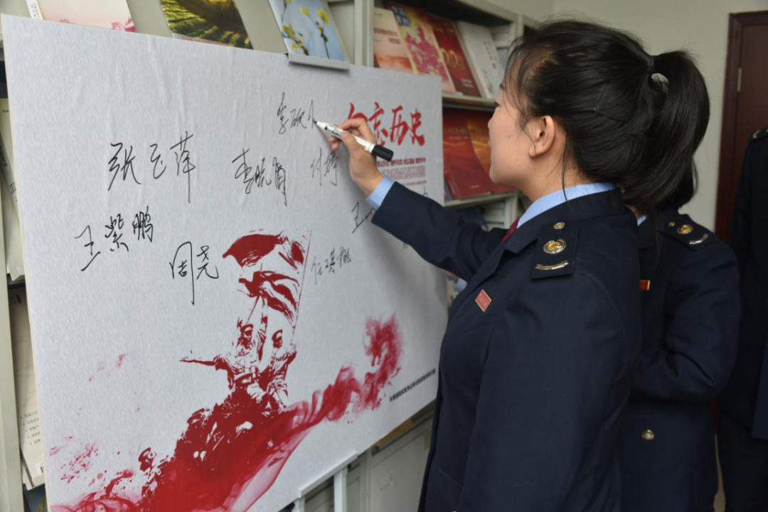 9月28日上午,宕昌县税务局开展“勿忘历史、振兴中华、同心共筑中国梦”签名活动,干部职工们在横幅上庄重地签下了自己的名字,并承诺税务人为民服务的初心依旧、使命未改。(李晓倩)