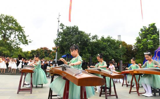 余姚音舞诗画广场音乐会现场。 黄静波 摄