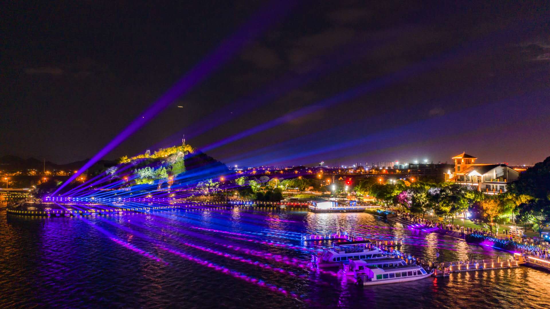 "东钱湖的夜景太美了,而且夜市内秩序维护较好,活动很丰富,特别喜欢.