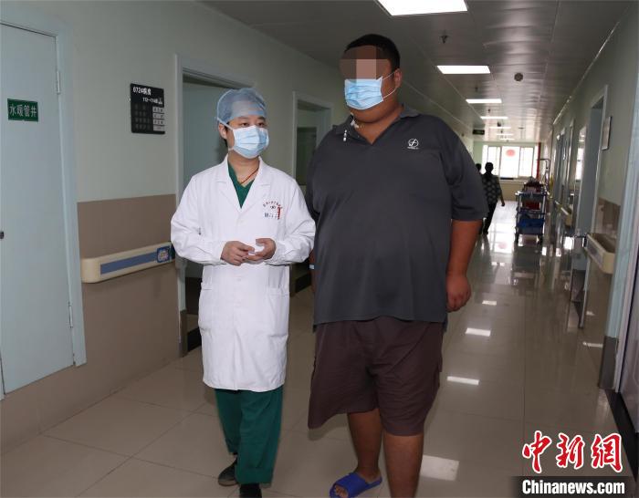 一男子爱喝可乐体重飙升接受减重手术后出院
