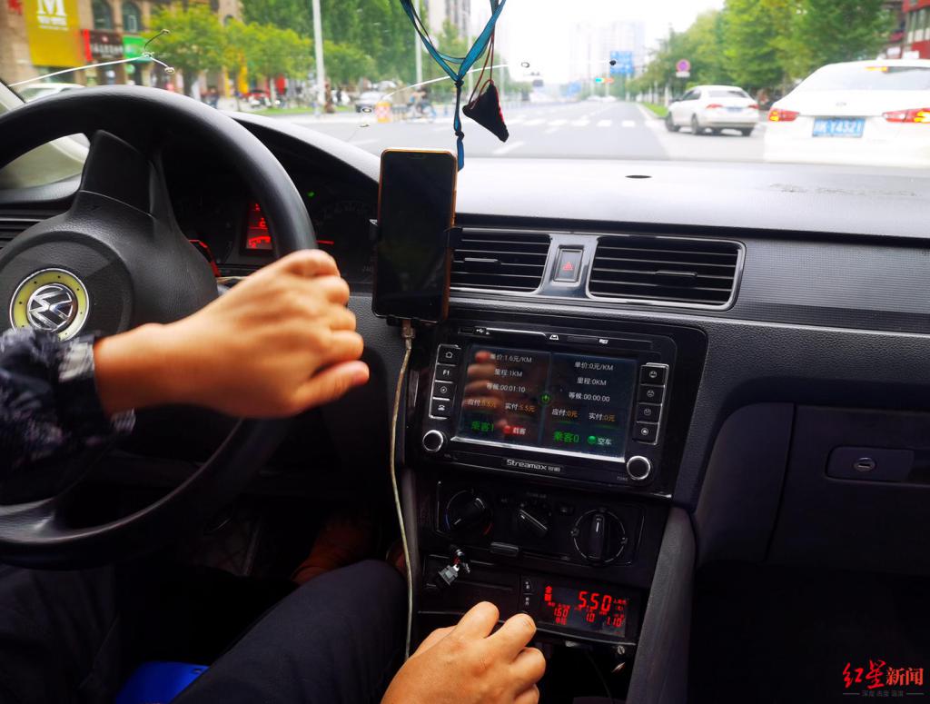 内江的出租车计价器上显示有零头.