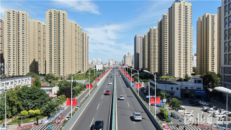 国庆节临近，石家庄市部分主干道悬挂起国旗，营造出喜庆、热烈的节日氛围。图为石家庄市槐安路两侧悬挂起鲜艳的国旗。河北日报记者张昊摄影报道