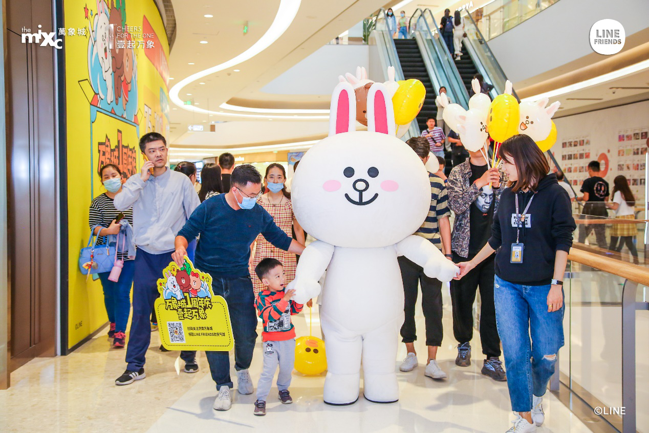 秋冬时装周,line friends人偶巡游,line friends欢庆气球免费派发