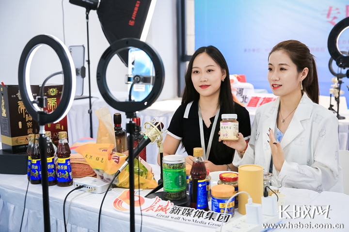 在第五届邯郸市旅游产业发展大会专场直播活动现场，两位网红主播正对产品进行推介。