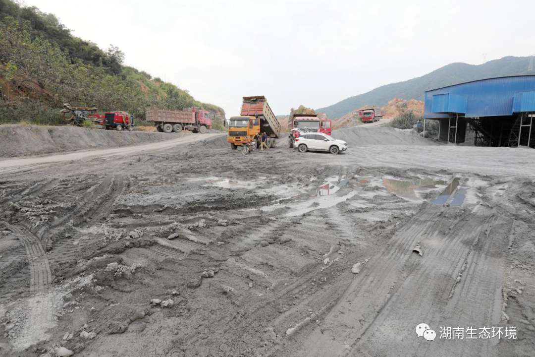 湖南省环保督察组拍摄的违法生产现场。 湖南省生态环境厅 图