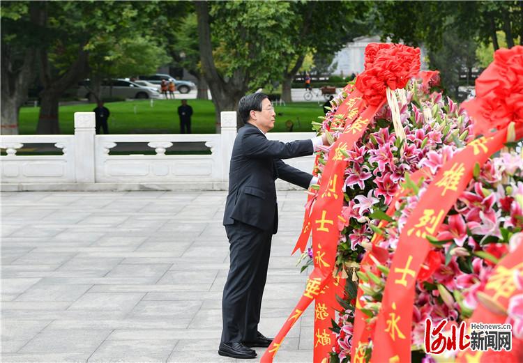 9月30日是烈士纪念日。上午,我省在华北军区烈士陵园向烈士敬献花篮。这是王东峰仔细整理花篮缎带。河北日报记者赵威摄