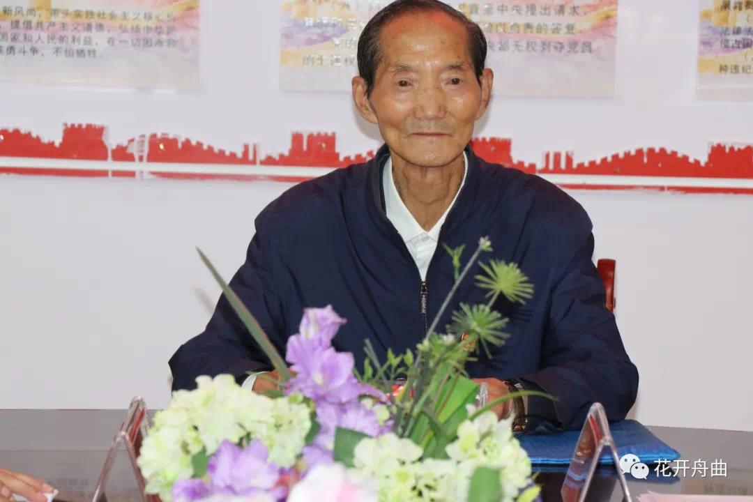 舟曲教师听八旬党员讲过去的“故事”