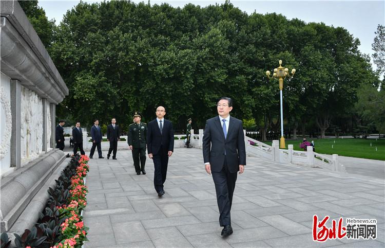 9月30日是烈士纪念日。上午,我省在华北军区烈士陵园向烈士敬献花篮。这是王东峰、许勤、范承才、周皖柱、叶冬松等缓步绕行,瞻仰华北军区烈士纪念碑。河北日报记者赵威摄