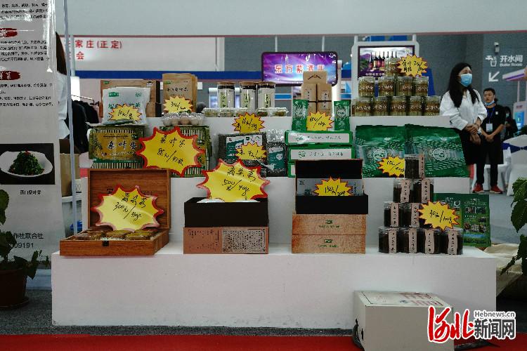 桑蚕丝绸时尚品牌扶贫产品展览现场。董康摄