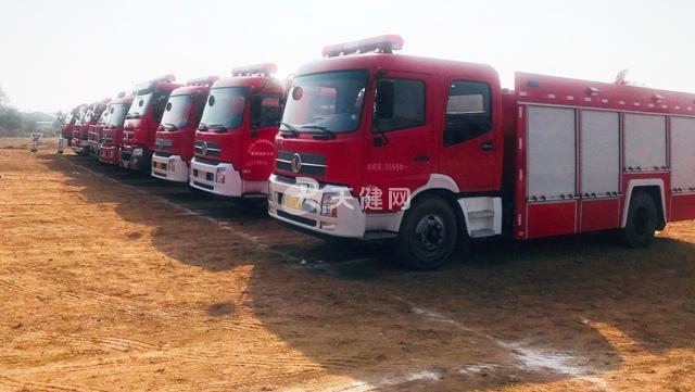 履帶式消防裝甲車滅火,航空消防直升機滅火,常規裝備滅火……在森林