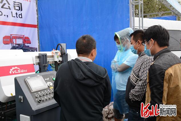 图为2020首届中国·献县建仪建材技术及装备展览会开幕现场。 通讯员彭锦帅摄