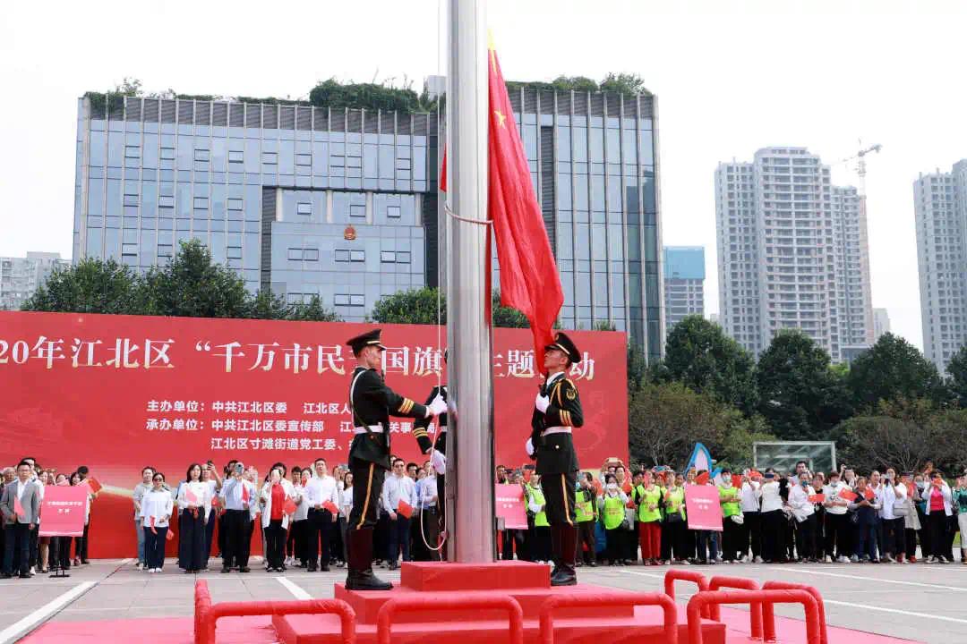 少年强则国强……升旗完毕后,来自洋河花园实验小学头塘校区的10位 