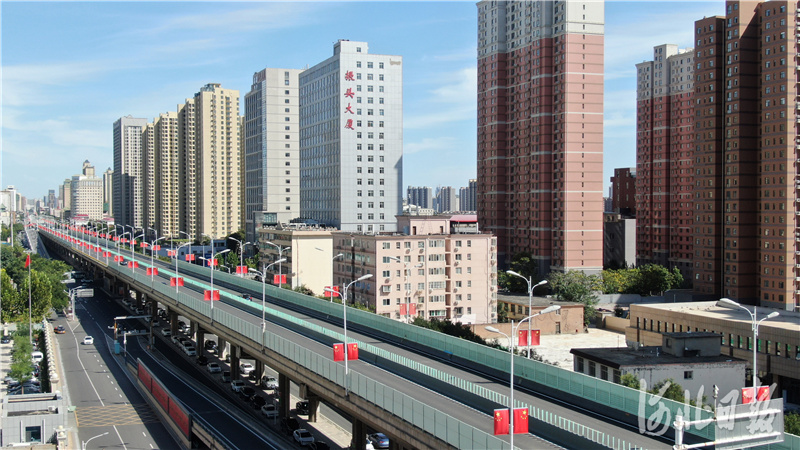 国庆节临近，石家庄市部分主干道悬挂起国旗，营造出喜庆、热烈的节日氛围。图为石家庄市槐安路两侧悬挂起鲜艳的国旗。河北日报记者张昊摄影报道