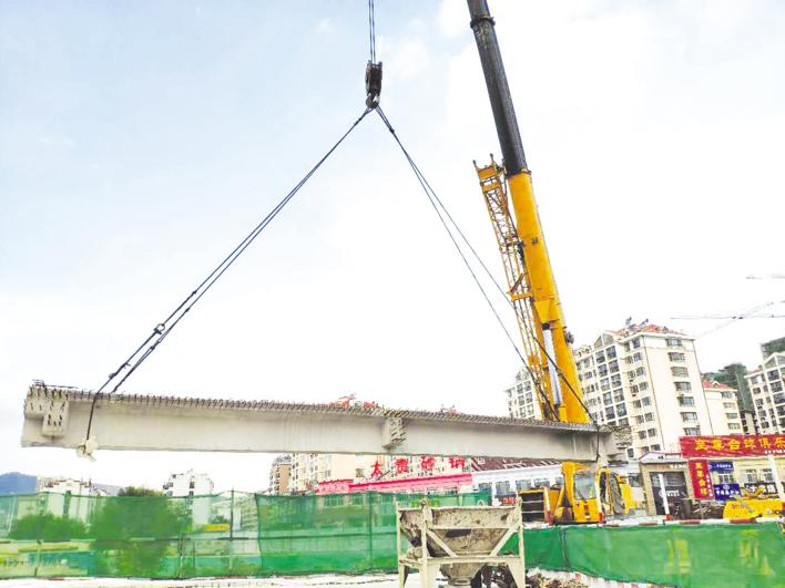 预制梁被徐徐吊起。