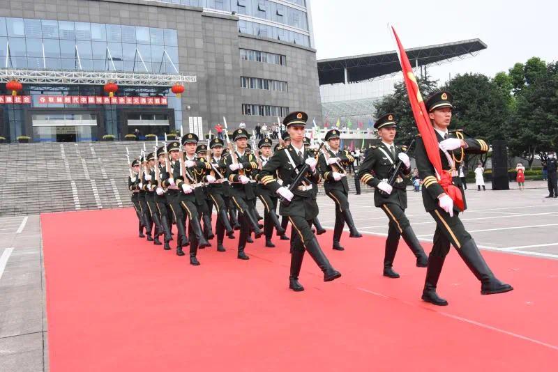 少年强则国强……升旗完毕后,来自洋河花园实验小学头塘校区的10位 