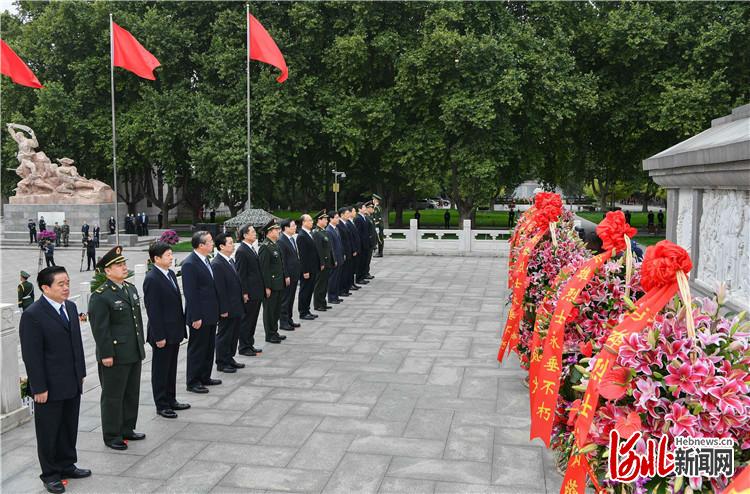 9月30日是烈士纪念日。上午,我省在华北军区烈士陵园向烈士敬献花篮。这是王东峰、许勤、范承才、周皖柱、叶冬松等领导同志登上纪念碑基座,在花篮前驻足凝视。河北日报记者赵威摄