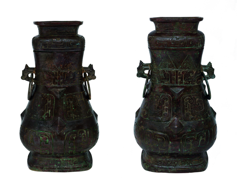 图为国家一级文物叔休壶(西周)