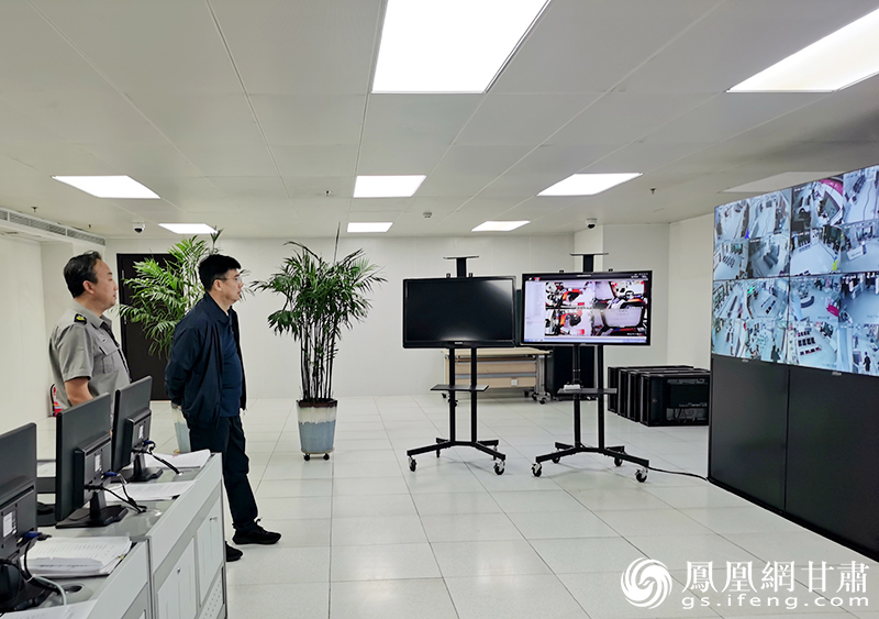 刘青在总行监控中心查看全行网点运行情况 甘肃银行供图
