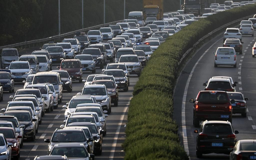 ▲高速应急车道是关键时刻用来救急救命的绿色通道，必须时刻保持畅通。资料图。图片来源：新京报网