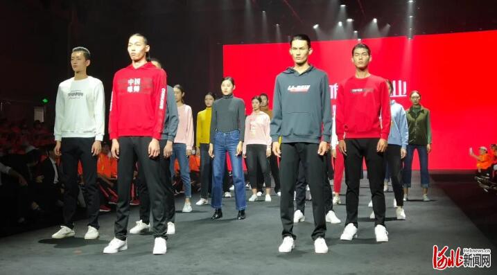 10月8日，“明珠杯”第十六届河北省服装设计大赛和服装模特大赛在沧州举行。图为肃宁县针织服装与河北唯帅服饰有限公司“唯帅”联合发布会现场。