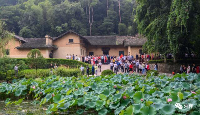 众多游客在韶山市毛泽东同志故居前参观。喻名才 摄