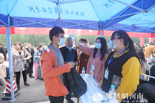 学生志愿者为新生测量体温