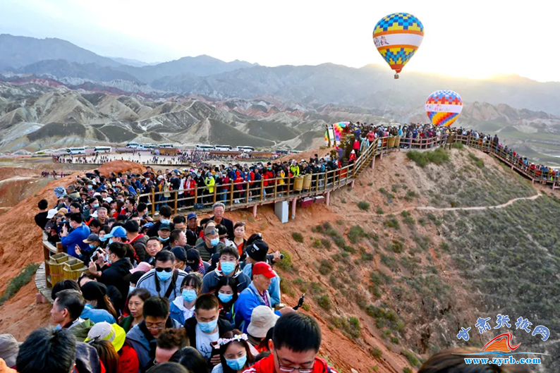 日均接待游客逾3万人次 张掖七彩丹霞"双节""爆了"